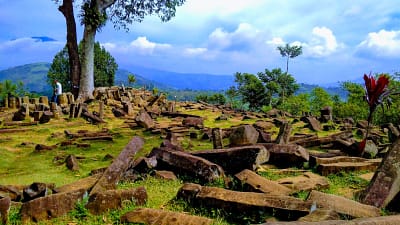 Gunung Padang: Megalit Purba yang Membelah Waktu dan Tafsir