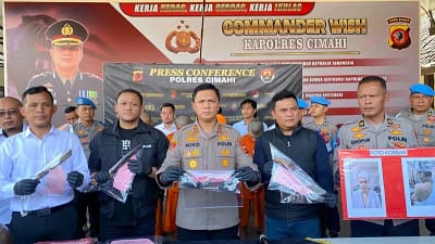 Kapolres Cimahi, AKBP Niko Nurallah Adi Putra (tengah) saat ungkap kasus geng motor di Cimahi, Jawa Barat, Senin (7/7/2025). (ANTARA/HO-Polres Cimahi)