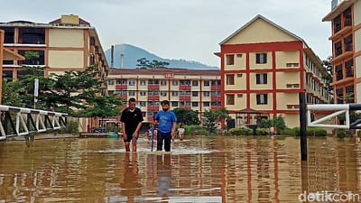 Hujan deras mengguyur Kota Bandung sejak Rabu malam (16/7/2025) menyebabkan banjir di beberapa wilayah, termasuk Gedebage dan Rancaekek. Foto: Detik.