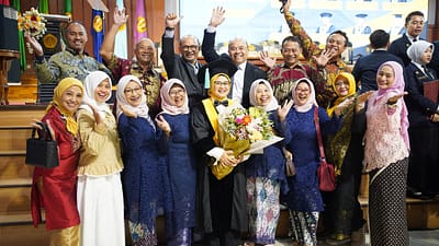 Prof. Dr. Susi Yuliawati, S.S., M.Hum. Bersama Keluarga - Foto: Istimewa.