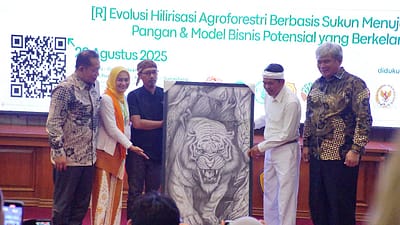 Dedi Mulyadi menerima cinderamata berupa lukisan Macan Putih Karya Pelukis Cimahi dari Alumni.