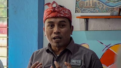 Fajar Budhi Wibowo adalah penulis kritis, akademisi dan penggiat pemajuan kebudayaan asal Kota Cimahi. Pada Dewan Kebudayaan Kota Cimahi (DKKC), menduduki posisi Dewan Penasehat, Pakar dan Pengawas (DP3) Bidang Sosio Budaya. Ia aktif memberikan bimbingan dalam bidang manajemen kepemimpinan dan keorganisasian di berbagai seminar, institusi pendidikan, lembaga dan organisasi sosial kemasyarakatan. Pendiri sekaligus Peneliti Utama di Pusat Studi Budaya dan Sejarah "Sanghyang Hawu", juga pembina Komunitas Etnosain Jawa Barat. Pengasuh Utama di Wiyata Mandala Satria Praja, pusat kaderisasi kepemimpinan berbasis kearifan lokal.