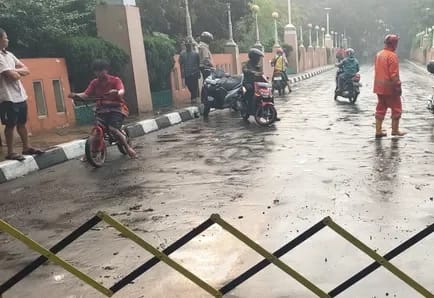 Pemerintah Kota Cimahi sedang melakukan perbaikan cepat terhadap jembatan yang amblas di Jalan Demang Hardjakusumah, tepat di depan kantor wali kota.