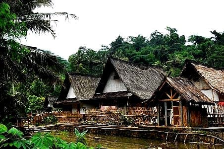 Kampung Adat Urug—sebuah permukiman yang tenang, jauh dari keramaian, namun menyimpan denyut nadi budaya Sunda yang masih hidup dan bersahaja.