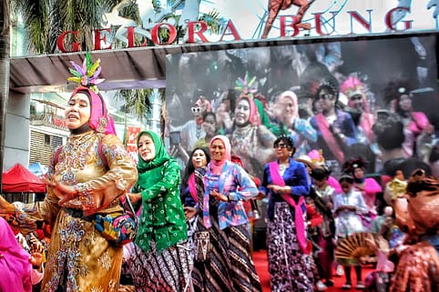 Fitri Kurniawati MIL bersama Komunitas Perempuan Berkebaya.