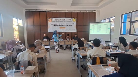 Pemberian materi dari Fitri Kurniawati SP MIL.