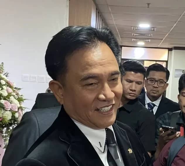 Menteri Koordinator Bidang Hukum, HAM, Imigrasi, dan Pemasyarakatan Yusril Ihza Mahendra menjawab pertanyaan wartawan di kantornya, Jakarta, Jumat (6/12/2024)