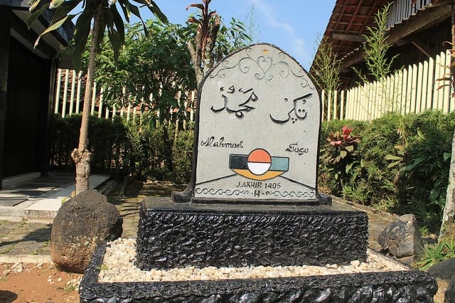 Kampung Mahmud: Religiusitas Sunda yang Tumbuh di Pinggir Sungai