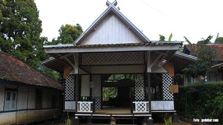 Rumah Adat Julang Ngapak Khas Jawa Barat - Bentuk ujung atas perbentuk capit gunting.