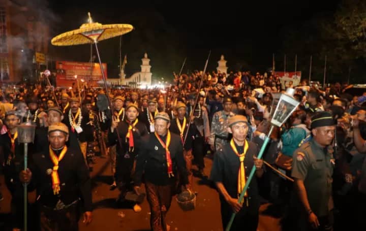 Sakral dan Meriah, Kirab Pusaka Malam 1 Suro 2025 Teguhkan Identitas Budaya Bangsa surakarta