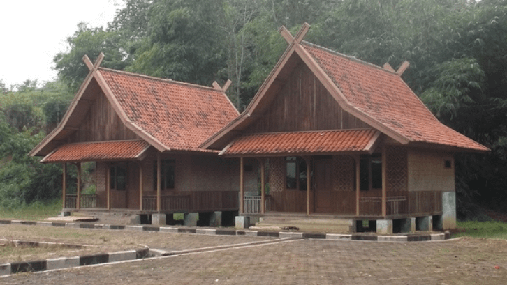 Arsitektur ini adalah teknologi hidup, dirancang bukan untuk menaklukkan alam, melainkan untuk hidup berdampingan dengannya.