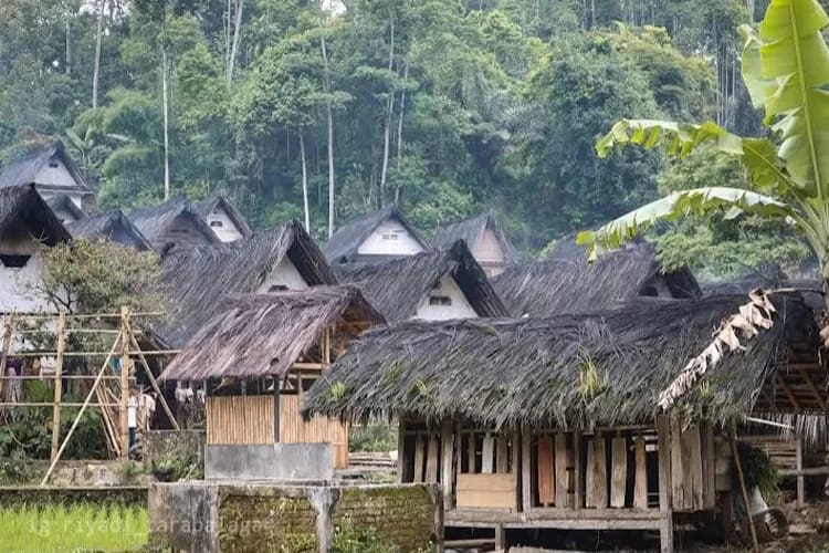 Kampung Adat Dukuh: Hidup Sederhana dalam Bayang Gunung dan Doa