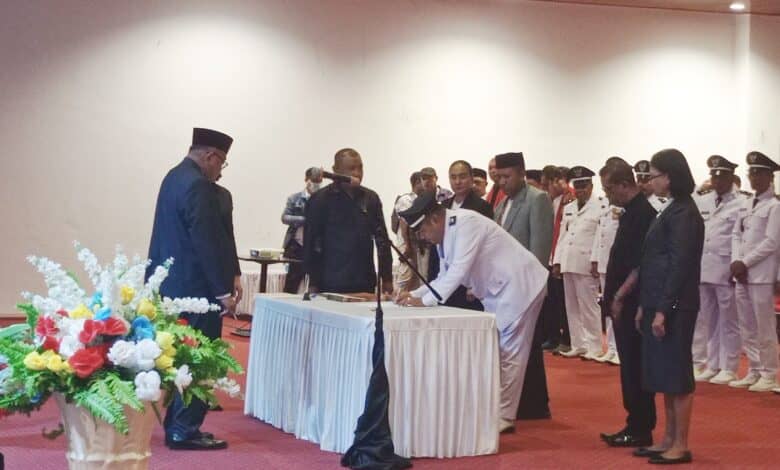 Pemkot Ambon Kukuhkan Perpanjangan Masa Jabatan Kepala Desa dan Anggota Saniri Negeri