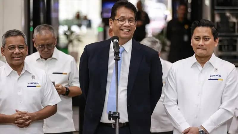 Menteri Keuangan Purbaya Yudhi Sadewa (tengah) didampingi Wakil Menteri Keuangan Suahasil Nazara (kiri) dan Thomas A. M. Djiwandono (kanan) menyampaikan keterangan pers di kantor Kementerian Keuangan, Jakarta, Senin (08/09).